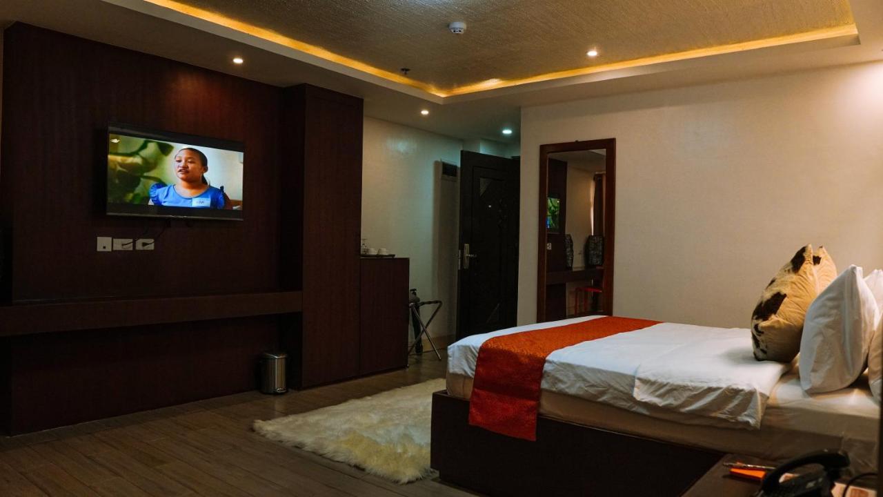 Aya Hotel & Residences Clarin  Exterior photo